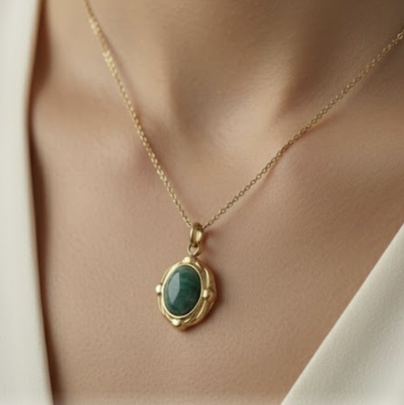 Jewelry - Elegant 18k GP and Green Pendant Necklace